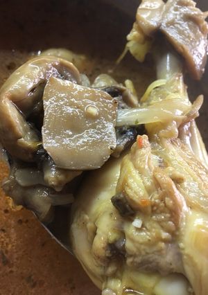 Una foto de Caldo de hongos y mezcal