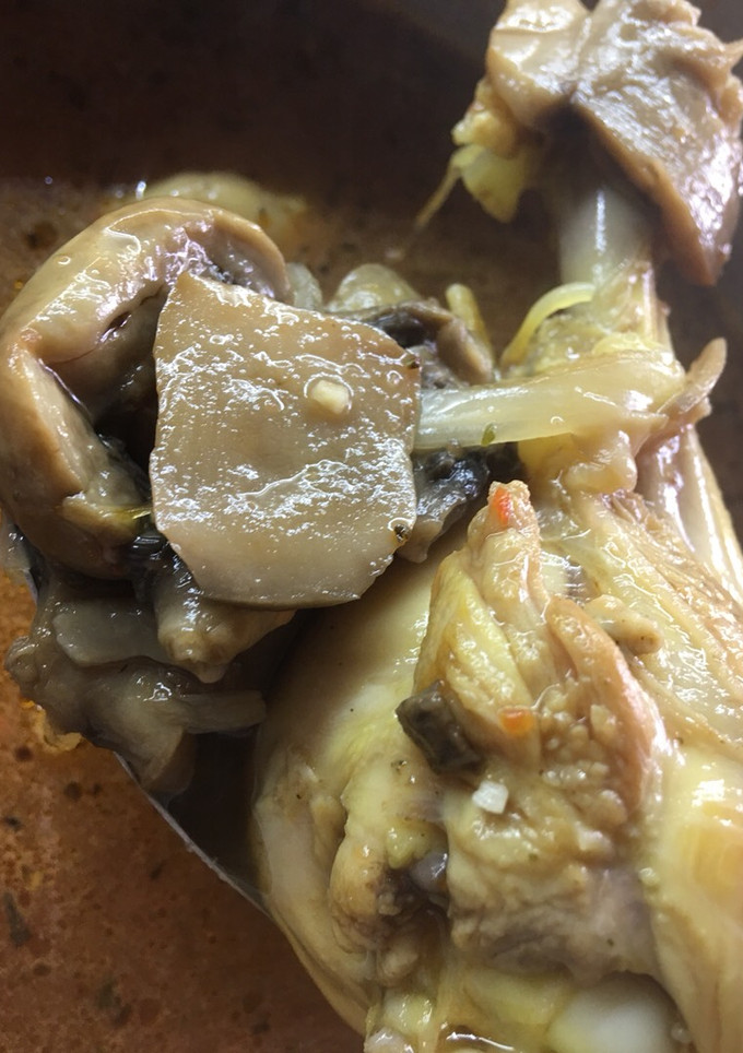 Una foto de Caldo de hongos y mezcal