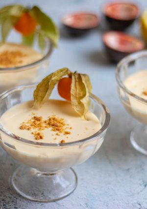 A picture of Lemon and passion fruit possit.