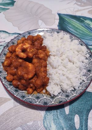 Una foto de Garbanzos al curry con langostinos