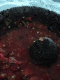 Una foto de Salsa quebrada de molcajete poco picante, el mentidero