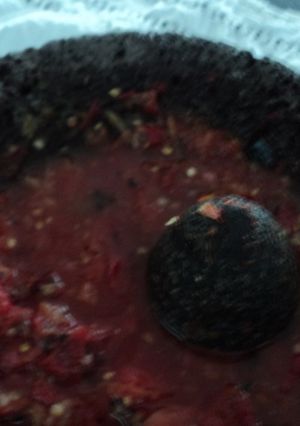 Una foto de Salsa quebrada de molcajete poco picante, el mentidero