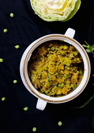 पत्तागोभी मटर की सब्ज़ी (patta gobi matar ki sabzi recipe in Hindi) रेसिपी मुख्य फोटो