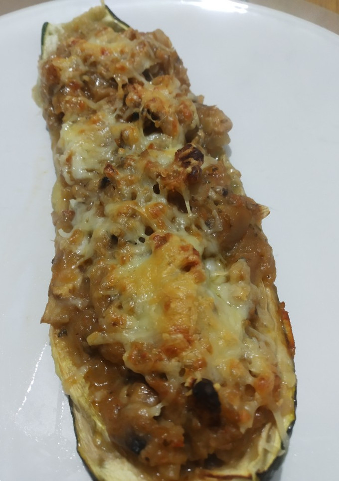 Una foto de Calabacín relleno de boloñesa vegetal