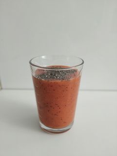 Una foto de Smoothie de mango y frutos rojos 🍓