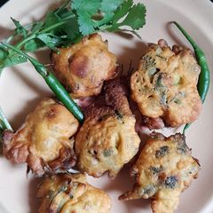 A picture of Coriander leaves Chili Pakora.