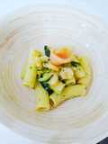 Tortiglioni con crema di zucchine e noci, gamberetti e salmone