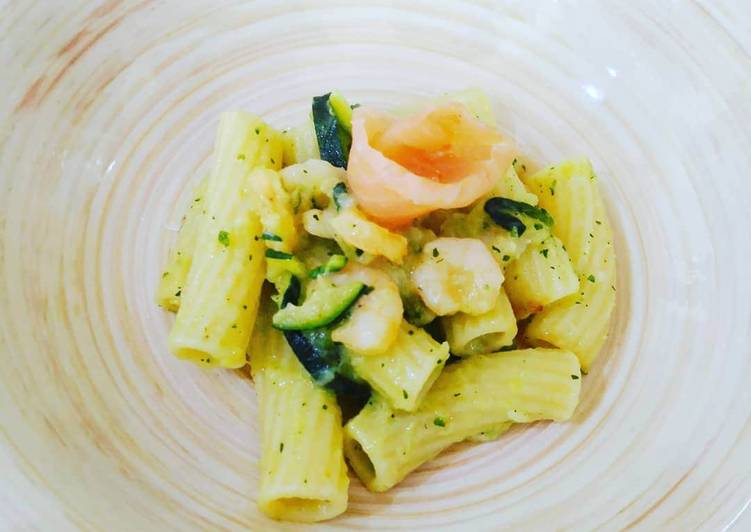 Step-by-Step Guide to Make Award-winning Tortiglioni con crema di zucchine e noci, gamberetti e salmone