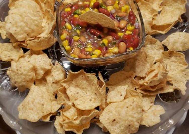 How to Prepare Delicious Mexican Bean Salsa with corn Tortilla chips