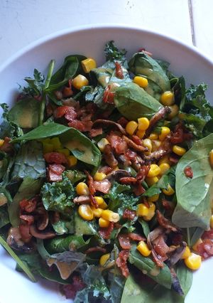 Una foto de Ensalada de espinacas con tocino