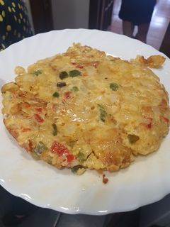 Una foto de Tortilla de patata, cebolla, pimiento rojo y verde