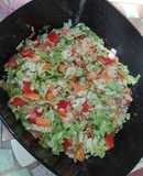 Ensalada clásica con arroz para acompañar platos
