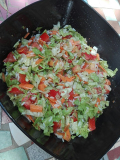 Una foto de Ensalada clásica con arroz para acompañar platos