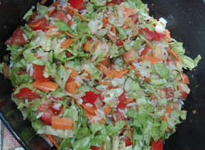 Una foto de Ensalada clásica con arroz para acompañar platos