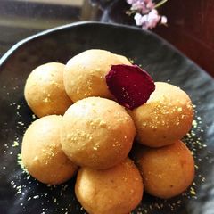 A picture of Magaja ladoo.