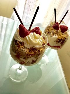 Una foto de Copas de fruta 🍓🍌 con nata 🍦