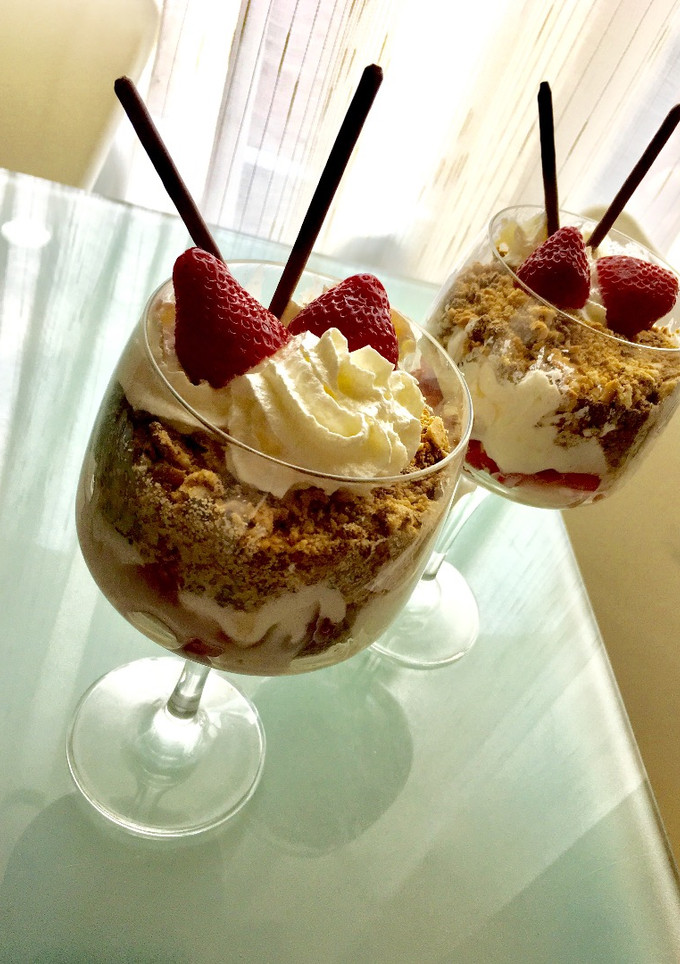 Una foto de Copas de fruta 🍓🍌 con nata 🍦
