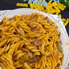 A picture of Chicken vegetable spiral pasta.