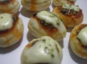 Una foto de canapes de anchoa