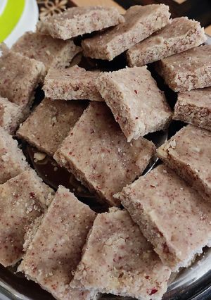 ટોપરા ના છીણ નો માંડવી પાક (Topra Chhin Mandvi Paak Recipe In Gujarati) રેસીપી મુખ્ય ફોટો