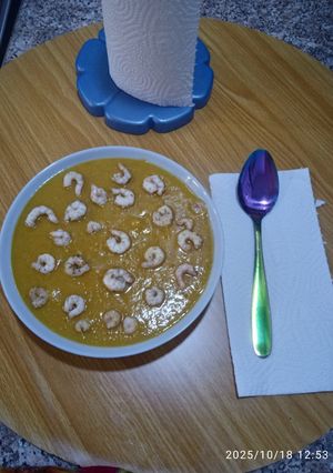 Une photo de Velouté potiron, pois cassés et lentilles corail
