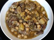 Una foto de estofado de carne con nabos