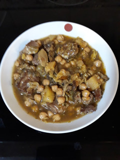 Una foto de Estofado de garbanzos con costilla y caldo de col y nabo