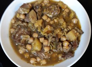 Una foto de Estofado de garbanzos con costilla y caldo de col y nabo