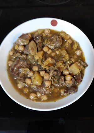 Una foto de Estofado de garbanzos con costilla y caldo de col y nabo