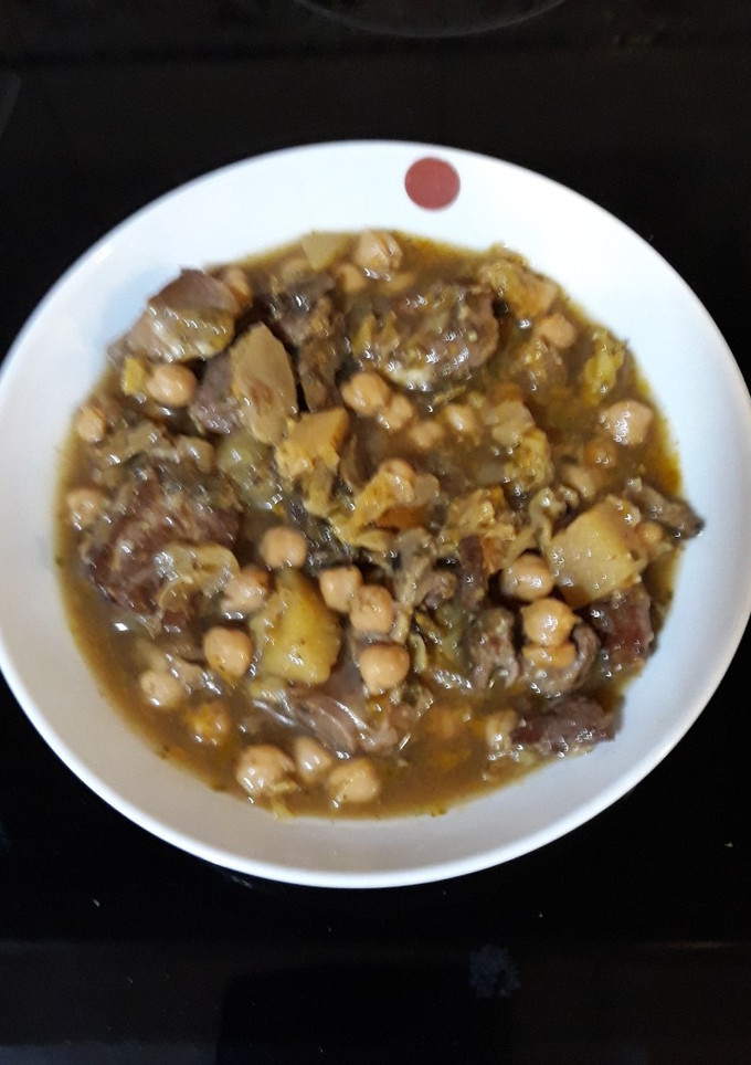 Una foto de Estofado de garbanzos con costilla y caldo de col y nabo