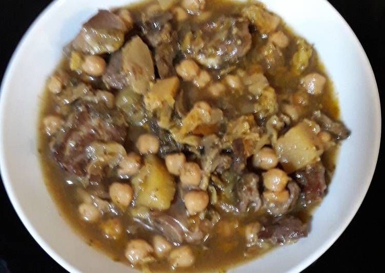 Estofado de garbanzos con costilla y caldo de col y nabo