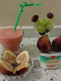Una foto de Smoothie de frutas con yogurt e higos
