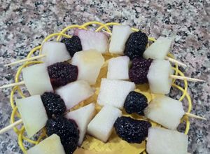 Une photo de Brochettes melon / mûre violette