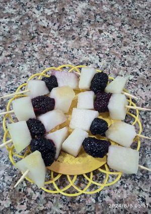 Une photo de Brochettes melon / mûre violette