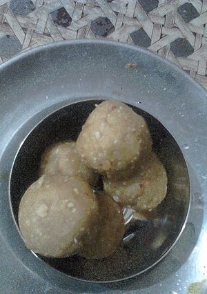 A picture of Instant peanuts ladoos.
