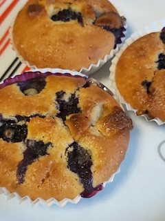 Una foto de Muffins chocolate blanco y arándanos