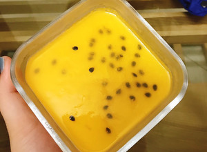 Hình của món Panna cotta chanh leo.