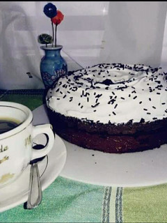 Una foto de Torta de cacao súper húmeda con cobertura de merengue suizo😋😍