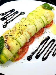 Una foto de 😍Rollo de calabacín relleno de pavo champiñones, y queso