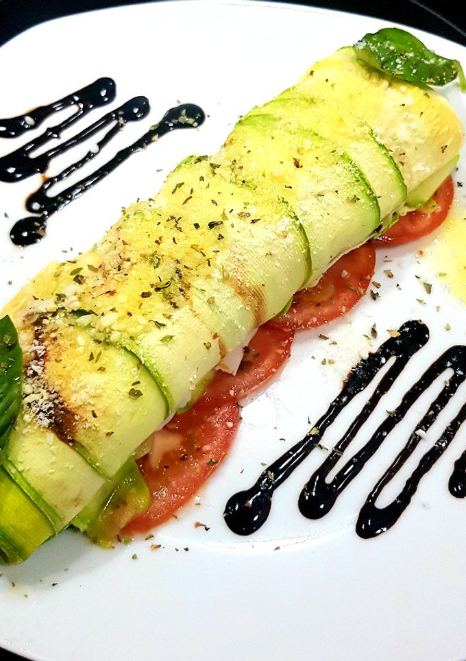 Una foto de 😍Rollo de calabacín relleno de pavo champiñones, y queso