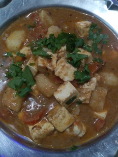 व्रत के पनीर आलू सब्ज़ी (Vrat ke paneer aloo sabzi recipe in Hindi) रेसिपी मुख्य फोटो