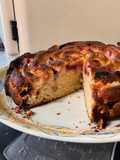 Gâteau aux pommes, prunes et mûres