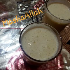 A picture of Simple banana and honey lassi drink.
