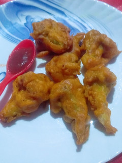 गोभी के पकोड़े(gobhi ke pakode recipe in hindi) रेसिपी मुख्य फोटो
