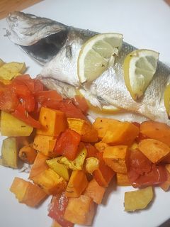 Una foto de Lubina al horno con batata