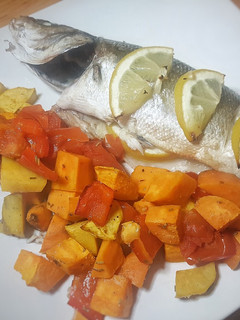 Una foto de Lubina al horno con batata
