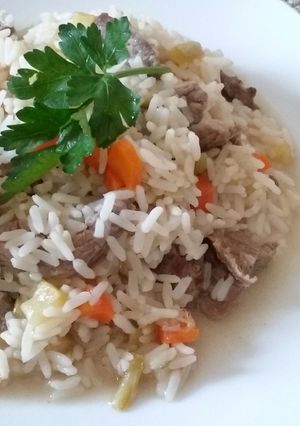 Una foto de Arroz con carne y verduras