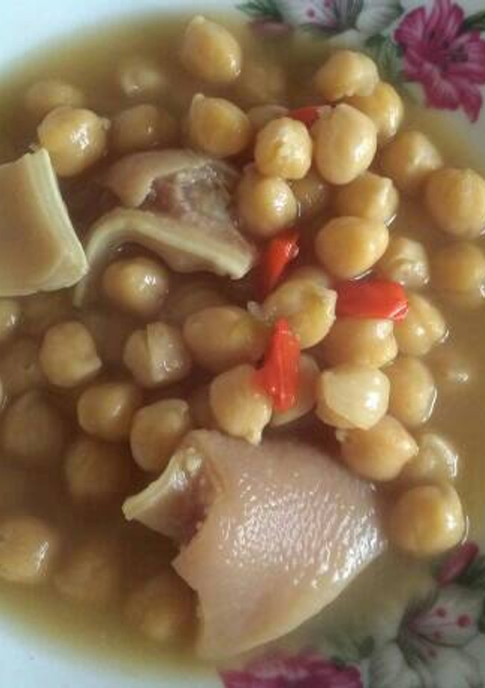 Una foto de Garbanzos con oreja de cerdo