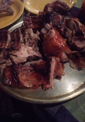 Una foto de Asado a la cruz de lechón macerado en vinagre de manzana