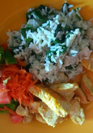 Una foto de Pollo con jengibre y cítricos y guarnición de arroz y espinacas